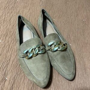 Elegant tan Loafers with Gold Chain